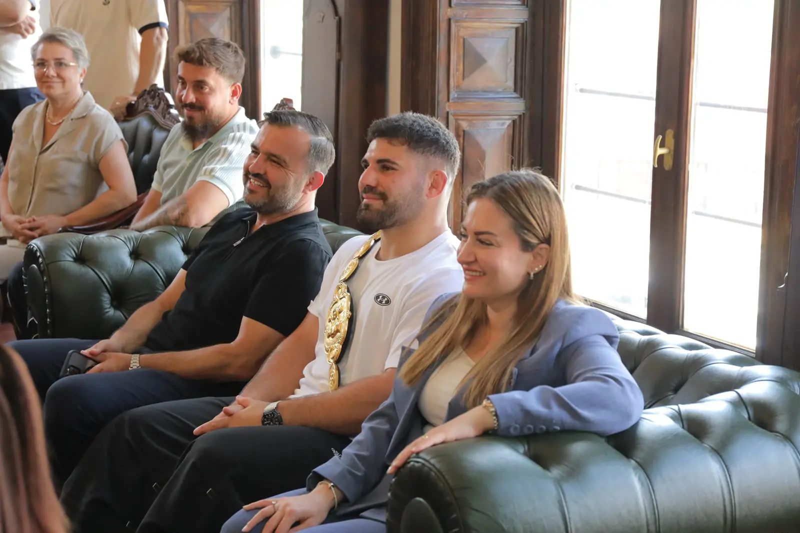 BAŞKAN FİLİZ GENCAN, 665. KIRKPINAR BAŞPEHLİVANI ERKAN TAŞ VE EDİRNELİ PEHLİVANLARI BELEDİYEDE AĞIRLADI galeri görseli